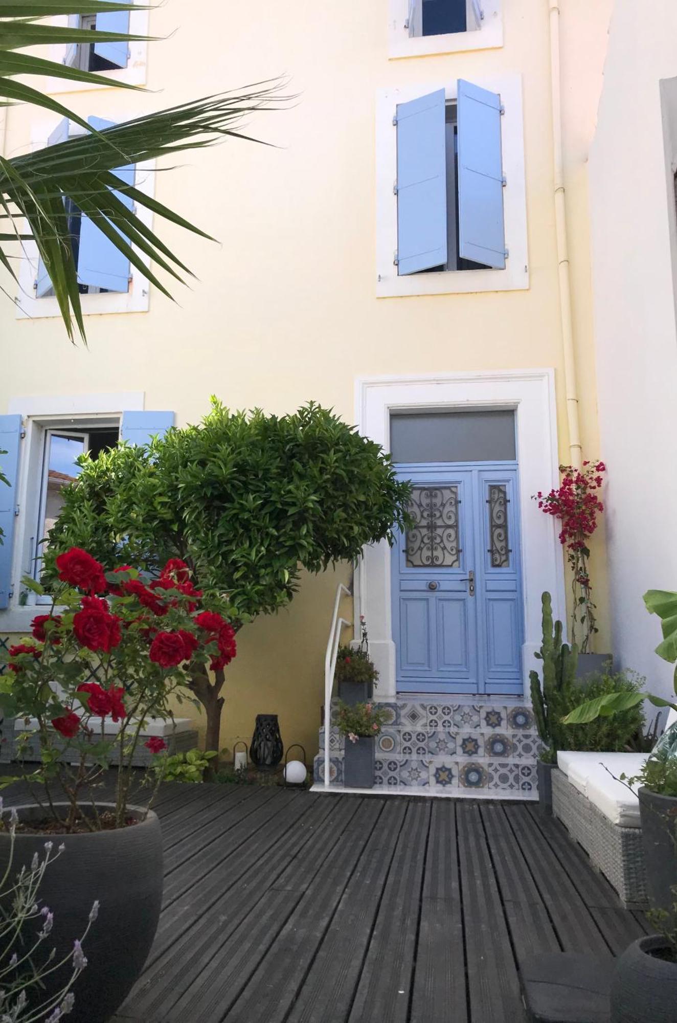Notre Maison Aux Volets Bleus Ouveillan Exterior foto